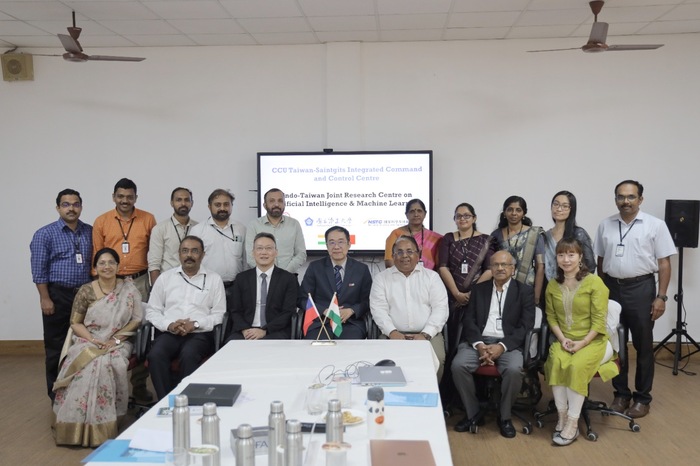 圖為中正大學與印度聖吉特理工學院「跨國AI聯邦式平台」啟用，展開雙邊未來進一步深化合作的會談。圖中為駐印度代表處科技組楊龍杰組長、左三為中正大學AI中心熊博安主任、右三為印度聖吉特理工學院創辦人彭努斯·喬治、右二為印方學校馬修副校長。