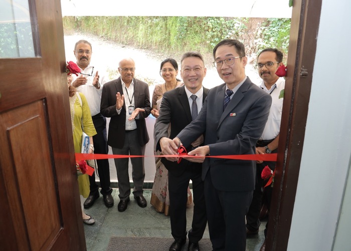 全球首創「跨國AI聯邦式平台」啟用，由駐印度代表處科技組楊龍杰組長及中正大學AI中心熊博安主任共同進行剪綵。